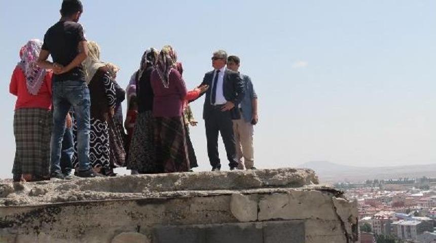 Kars'ta 'ucube' &Ccedil;evresinde Terk Edilen Binalar Korkutuyor