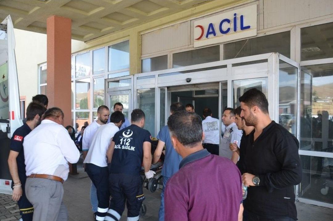 Y&uuml;ksekova&rsquo;da Trafik Kazası: 5 Yaralı