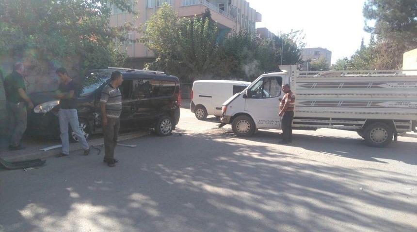 Kazada Savrulan Ara&ccedil; Bah&ccedil;e Duvarına &Ccedil;arparak Durabildi