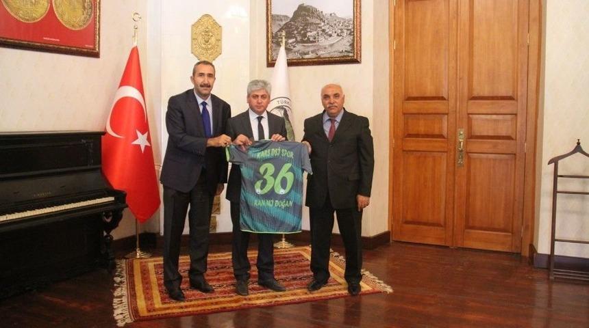 Dsi Spor Kul&uuml;b&uuml;&rsquo;nden Vali Doğan&rsquo;a Forma