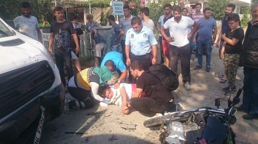 Kamyonet İle Motosiklet &Ccedil;arpıştı: 2 Yaralı