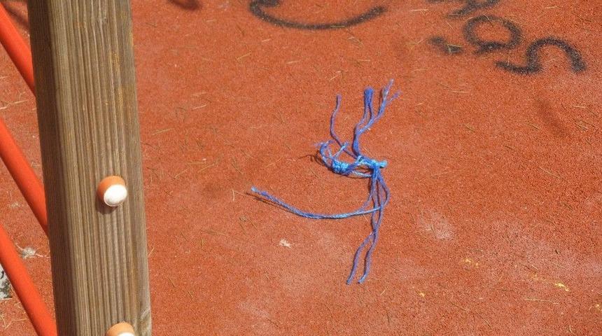 &Uuml;sk&uuml;dar&rsquo;da Bir Parkta Kendini Asmak İsteyen Genci İş&ccedil;iler Kurtardı