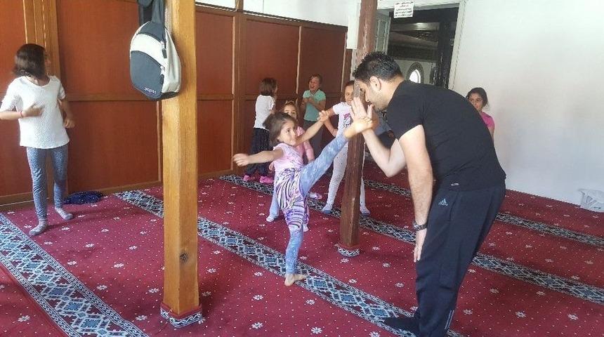 Devrek&rsquo;te &Ouml;ğrencilere Kick-boks Eğitimi Veriliyor