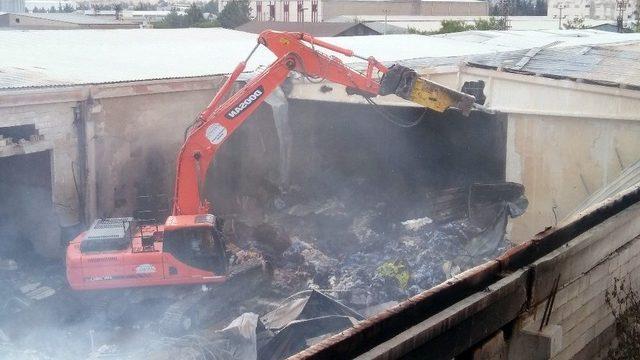 İş&ccedil;iler, Yanan 15 Bin Metrekarelik Alanda Kayıp Patronlarını Arıyor 1