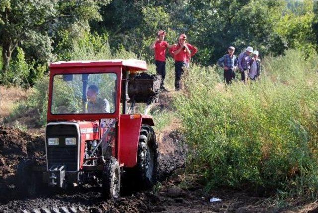 Gübreye Saplanan Ineği Itfaiye Ve Köylüler Kurtardı