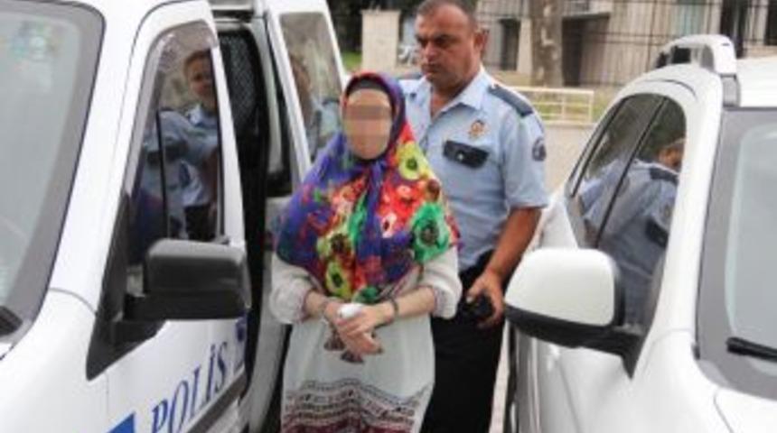 Mağazadan Eşarp &Ccedil;aldığı İddia Edilen Kadın &Ouml;ğretmene Adli Kontrol