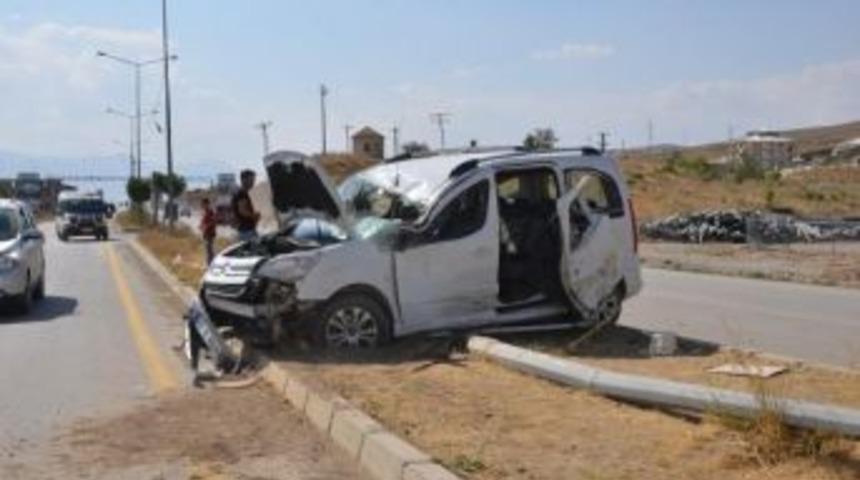 Y&uuml;ksekova'da Trafik Kazası: 5 Yaralı