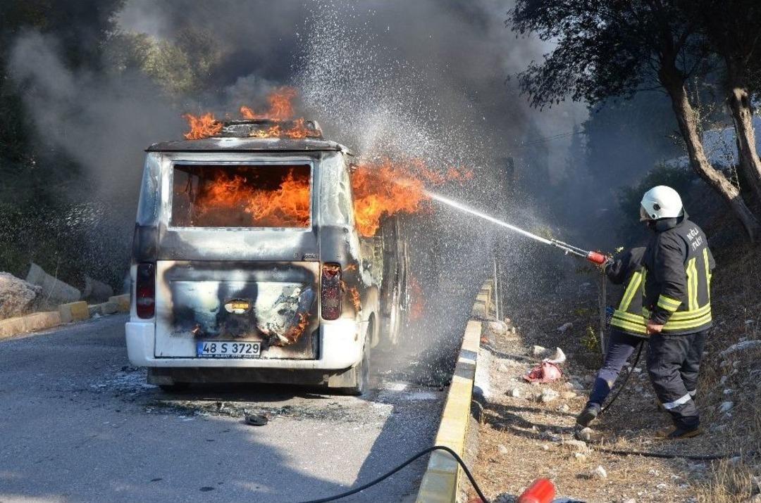 Milas&rsquo;ta Seyir Halindeki Minib&uuml;s Alev Alev Yandı