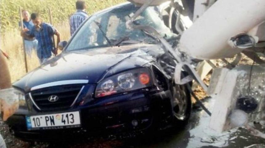 Beton Mikseri Otomobilin &Uuml;zerine Devrildi: 4 Yaralı
