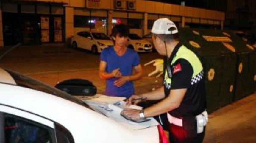 Alkoll&uuml; S&uuml;r&uuml;c&uuml; Otomobiliyle K&ouml;pr&uuml; Korkuluklarına &Ccedil;arptı