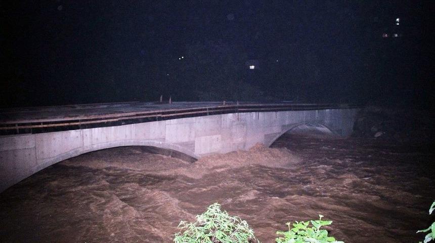 Rize&rsquo;de Sağanak Yağış Dereleri Taşırdı