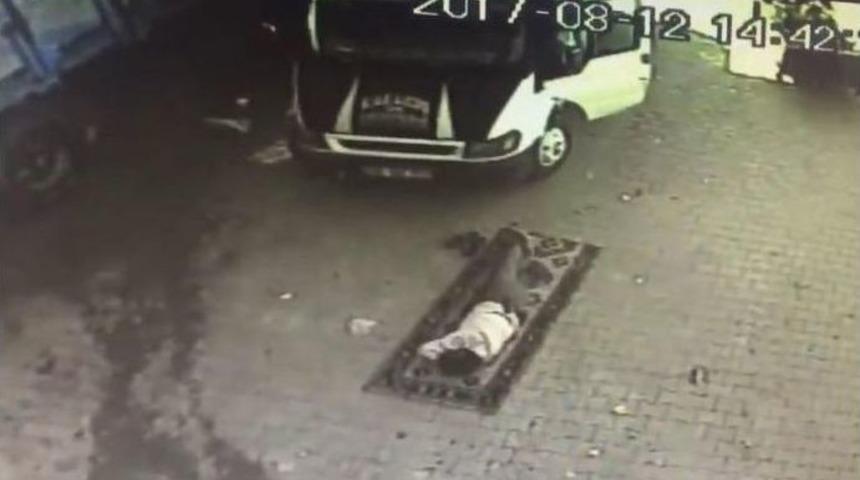 Kilim &Uuml;zerinde Uyurken Kamyonetin Ezdiği Adam Hayatını Kaybetti