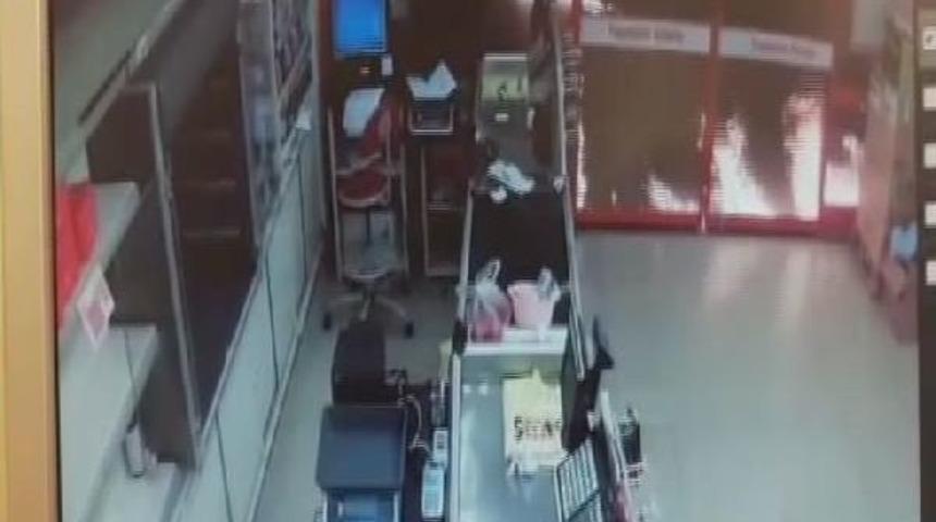 Ey&uuml;p'te Markete Molotofkokteyli Saldırı