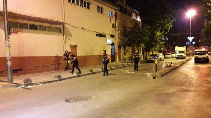 Gaziosmapaşa&rsquo;da Olaylı Gece: 1&rsquo;i Polis 2 Yaralı