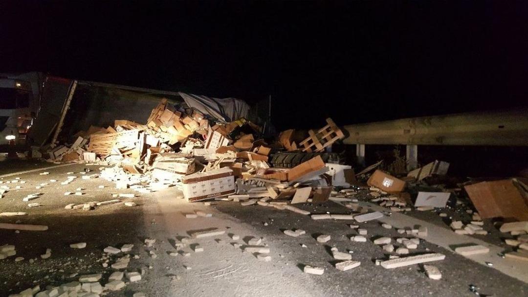 Tem Otoyolunda K&ouml;pr&uuml;den U&ccedil;an Tır K&ouml;pr&uuml; Bariyerlerinde Asılı Kaldı