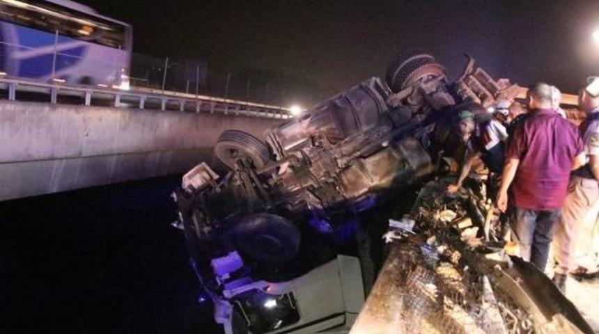 Tem'de Yoldan &Ccedil;ıkan Tır K&ouml;pr&uuml;de Asılı Kaldı