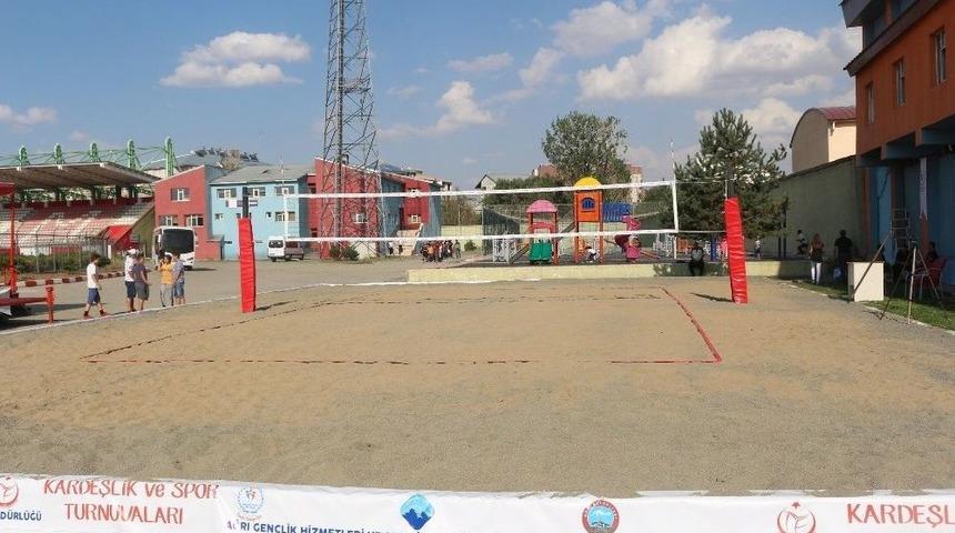 Bin 652 Rakımlı Ağrı&rsquo;da Plaj Voleybolu