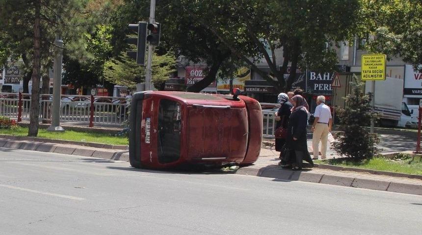 Direksiyon Hakimiyeti Kaybolan Otomobil Yan Yattı