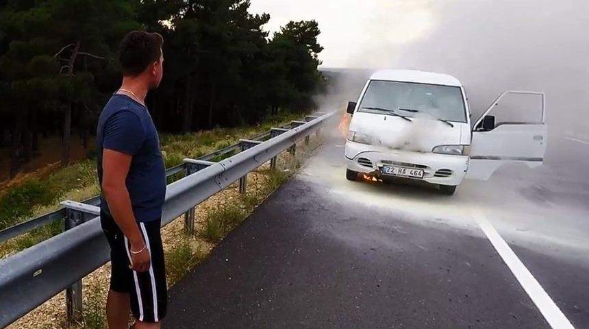 Minib&uuml;s Otobanda Alev Alev Yandı