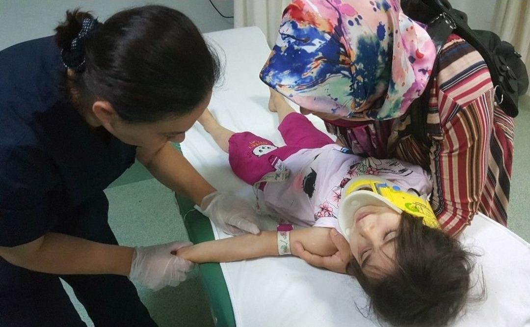 Sağlık Merkezinin Kapısı 4 Yaşındaki &Ccedil;ocuğun &Uuml;zerine D&uuml;şt&uuml;