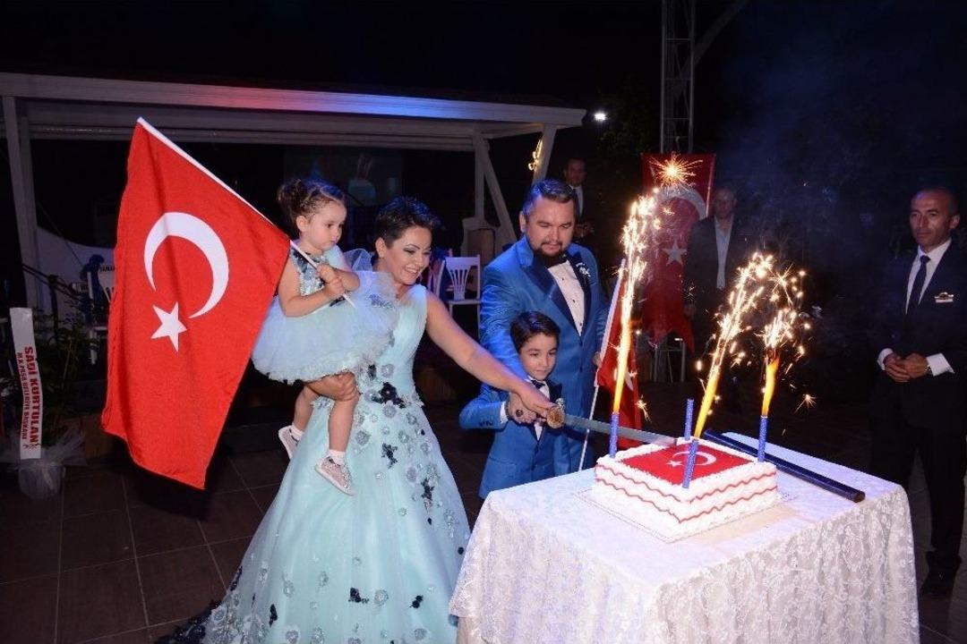 Havai Fişekler Eşliğinde Erkekliğe İlk Adımı Attı