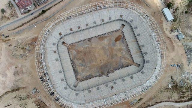 Adanalılar Koza Stadı’nda Yazın Terlemeden Kışın Üşümeden Maç İzleyecek