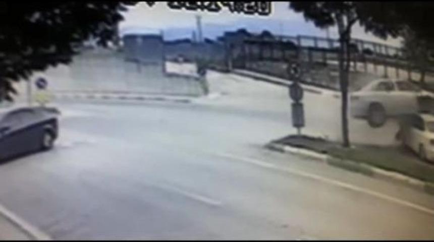 Otomobil Karşı Şeritteki Otomobilin &Uuml;zerine &Ccedil;ıktı