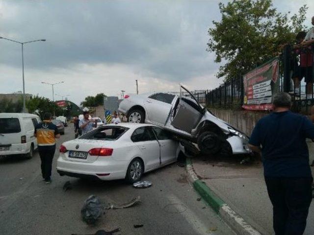 Otomobil Karşı Şeritteki Otomobilin Üzerine Çıktı