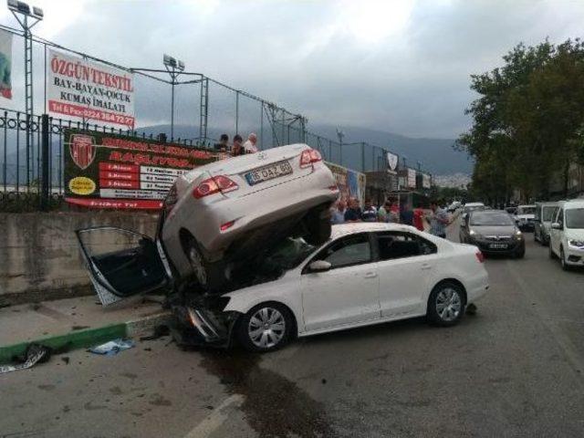 Otomobil Karşı Şeritteki Otomobilin Üzerine Çıktı