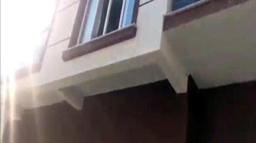 Bartın'da &Uuml;niversite Halı Silkeleyen 3 &Uuml;niversiteli 4 Metre Y&uuml;kseklikten D&uuml;şt&uuml;