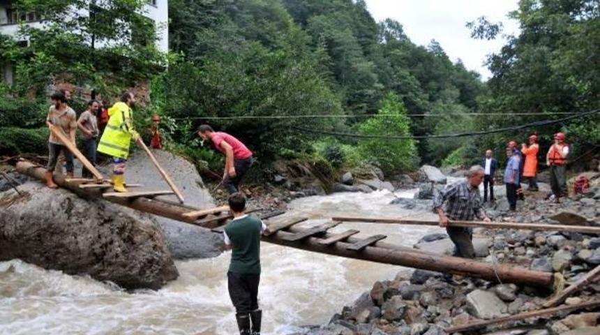 Rize'de Dereler Taştı, Mahsur Kalan 5 Kişilik Aile 16 Saat Sonra Kurtarıldı