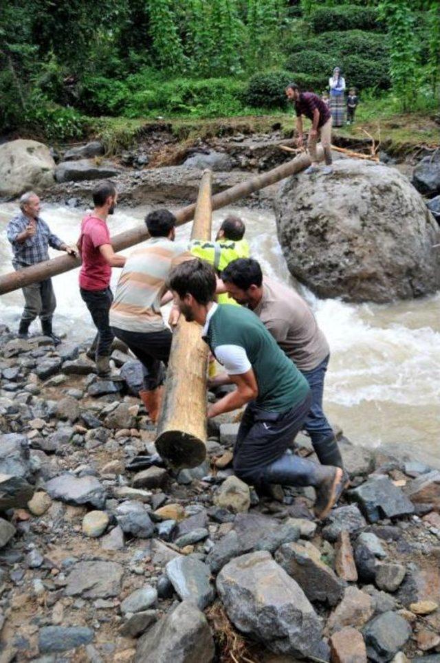 Rize'de Dereler Taştı, Mahsur Kalan 5 Kişilik Aile 16 Saat Sonra Kurtarıldı