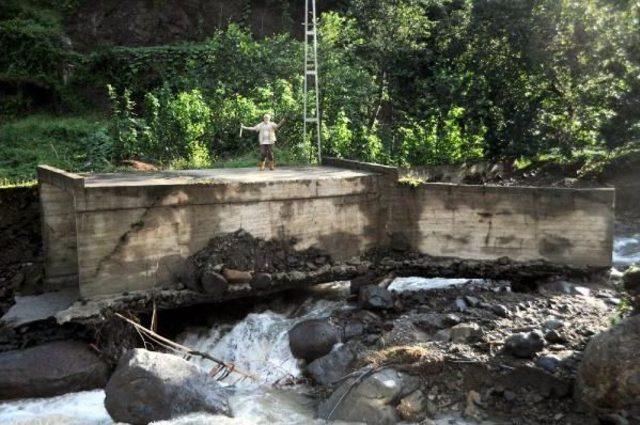 Rize'de Dereler Taştı, Mahsur Kalan 5 Kişilik Aile 16 Saat Sonra Kurtarıldı