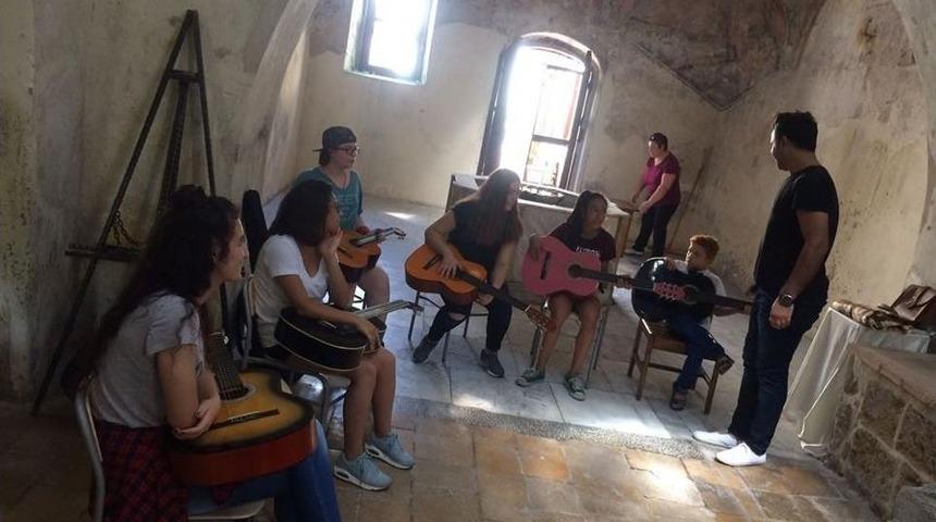 Akdeniz’de Yaz Kursları Anketle Belirleniyor