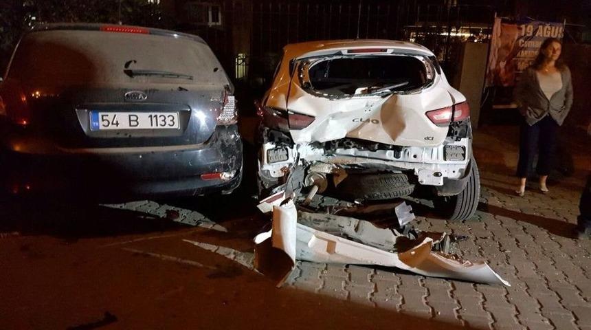 Park Halindeki Otomobillere Çarptı: 4 Yaralı