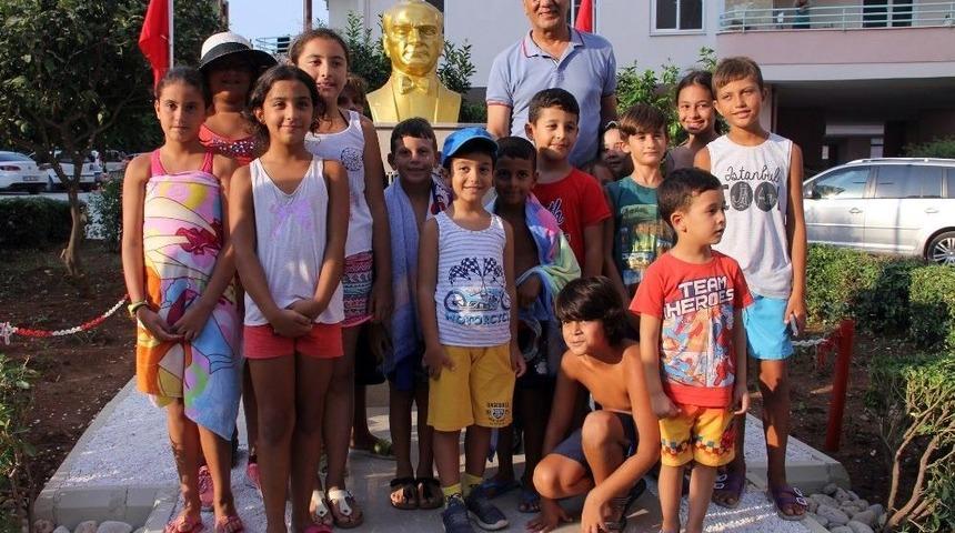 Mezitlililer Atatürk Büstü İle Fotoğraf Çektirmek İçin Birbirleriyle Yarıştılar