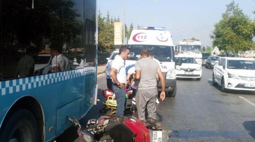 Motosiklet Otob&uuml;se &Ccedil;arptı: 2 Yaralı