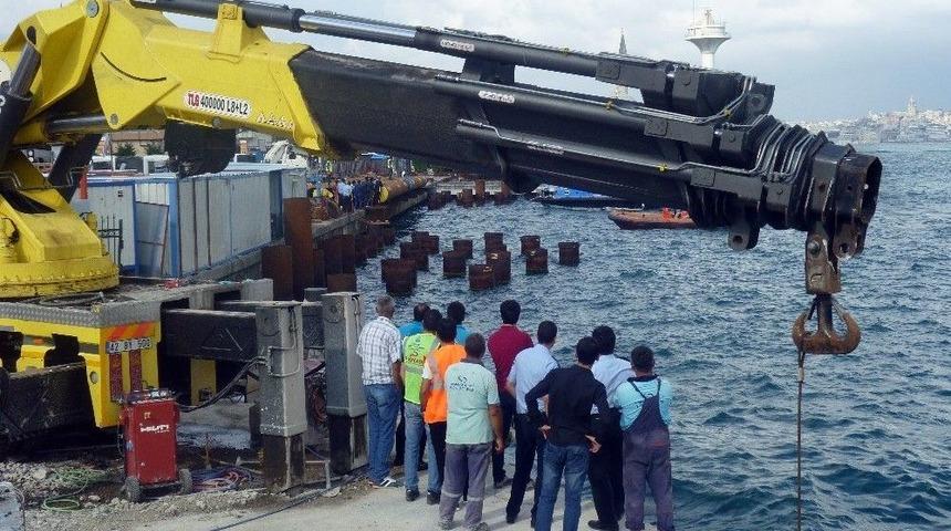 &Uuml;sk&uuml;dar&rsquo;da Denizden Erkek Cesedi &Ccedil;ıktı