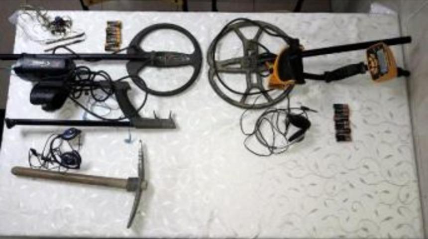 Salihli'de Define Kazısına 3 G&ouml;zaltı