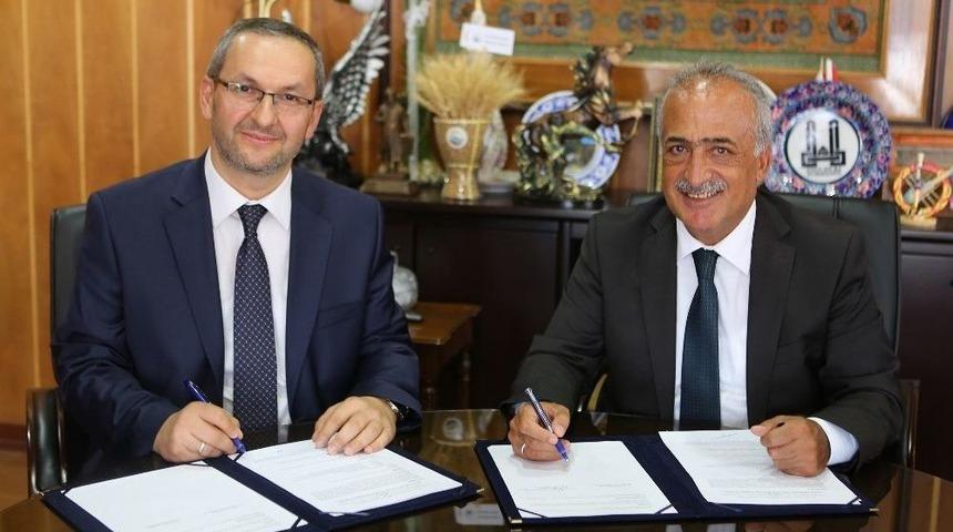 Atat&uuml;rk &Uuml;niversitesi İle Diyanet İşleri Başkanlığı Arasında Bilimsel İşbirliği Protokol&uuml; İmzalandı