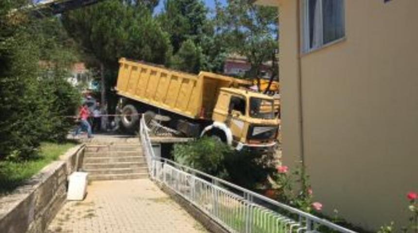 Fireni Boşalan Kamyon Apartmanın Bah&ccedil;esine D&uuml;şt&uuml;