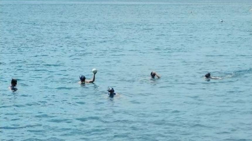 Uygun Havuz Olmayınca Denizde Antrenman Yapıyorlar