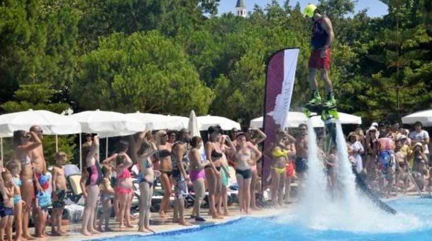 D&uuml;nya Starlarına Flyboard &Ouml;ğretiyor