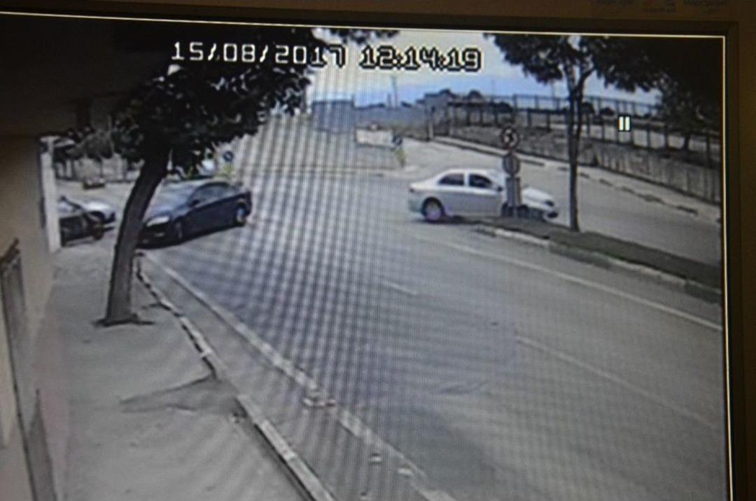 Karşı Şeritten Gelen Otomobilin &Uuml;zerine B&ouml;yle U&ccedil;tu