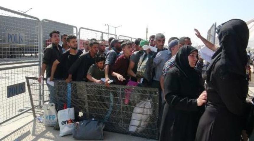 Suriyeliler Bayramlaşmak I&ccedil;in &Uuml;lkelerine D&ouml;n&uuml;yor