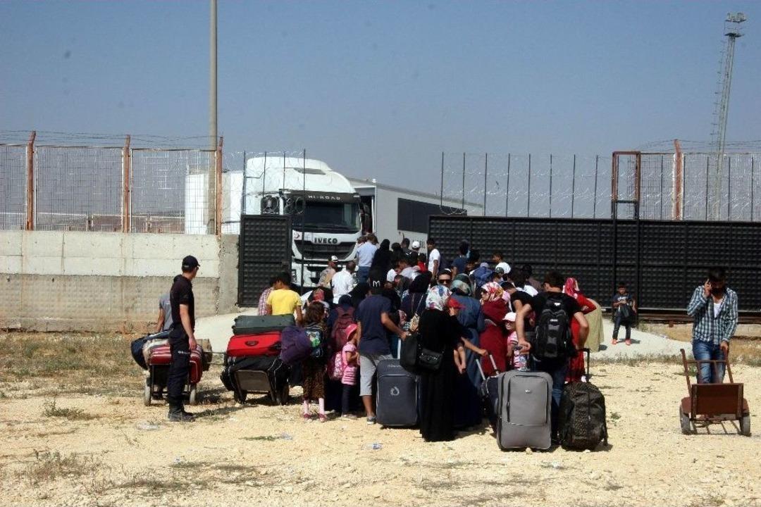 Suriyeliler Akın Akın &Uuml;lkelerine Gidiyor