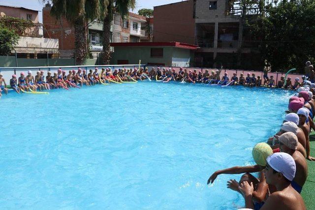 Yüzme Öğrenen Öğrenciler Sertifikalarını Aldı