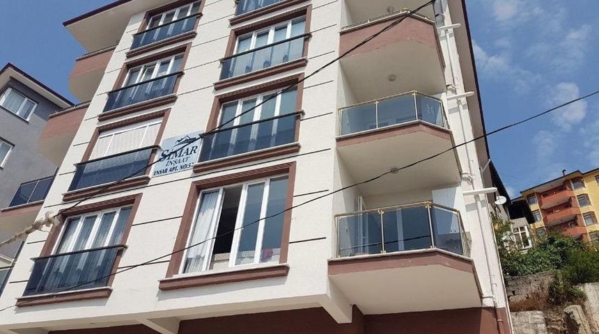 Halı Silkeleyen &Ouml;ğrenciler Aşağı D&uuml;şt&uuml;: 3 Yaralı