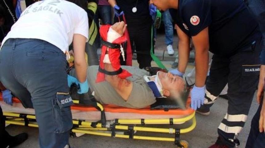 Hafif Ticari Ara&ccedil;la &Ccedil;arpışan Cip Devrildi: 2 Yaralı