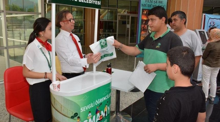 Osmaniye Belediyesi &Uuml;niversiteye Gelen &Ouml;ğrenciler İ&ccedil;in Stant Kurdu